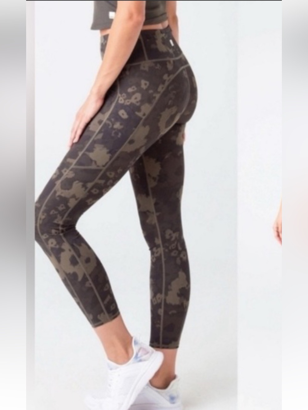 Vuori Women’s Olive Camo Leggings w flowers